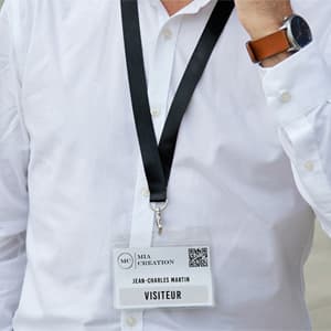5 Badges sous pochette + tour de cou