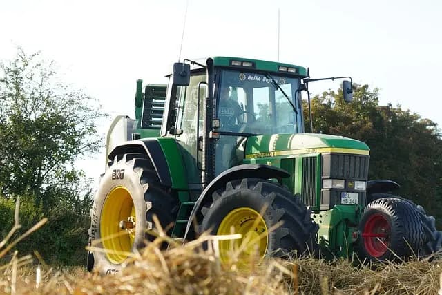 Comparatif des pneus pour matériel tracteur : comment choisir ?