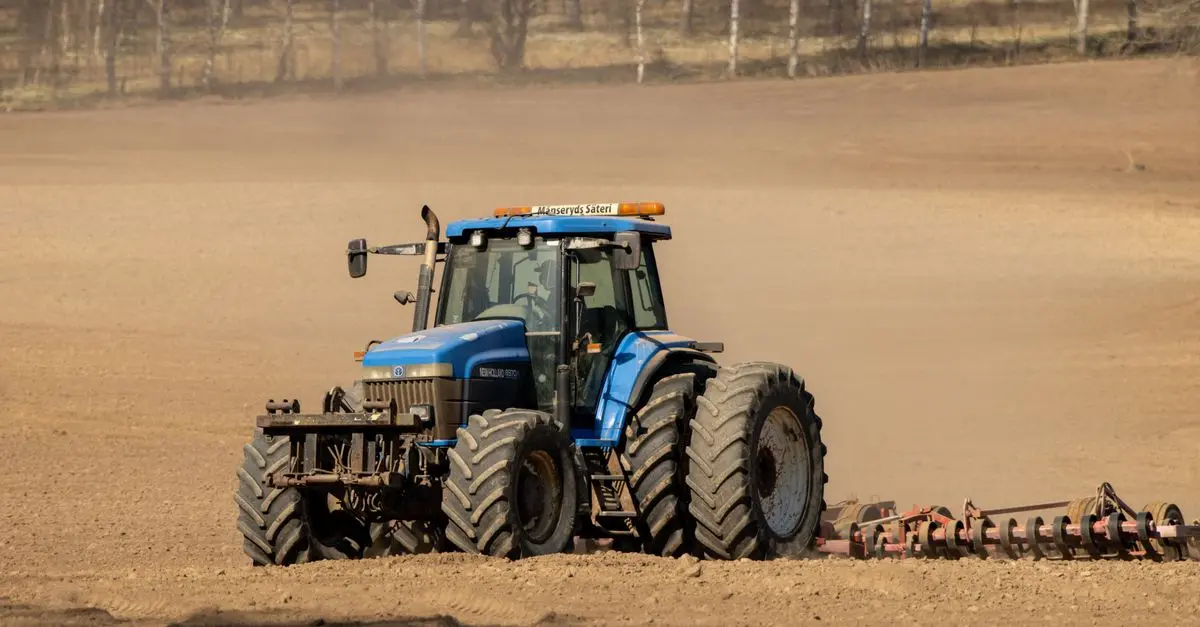 Les meilleures pratiques pour un travail du sol efficace avec votre tracteur