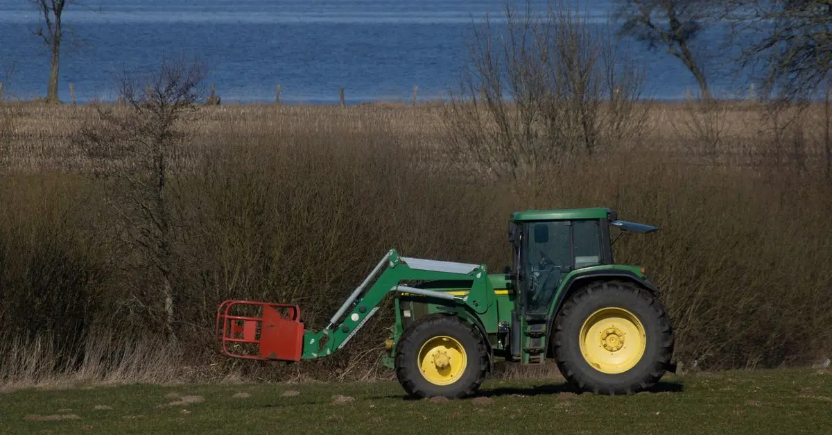 Comment bien choisir le bon système d'attelage pour votre matériel tracteur
