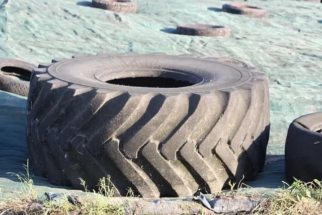 Comparatif des différents types de pneus pour matériel tracteur