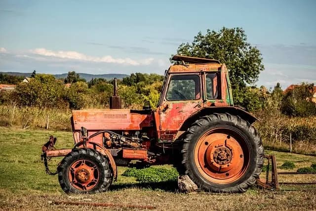 Comment bien choisir un système d'attelage pour votre matériel tracteur