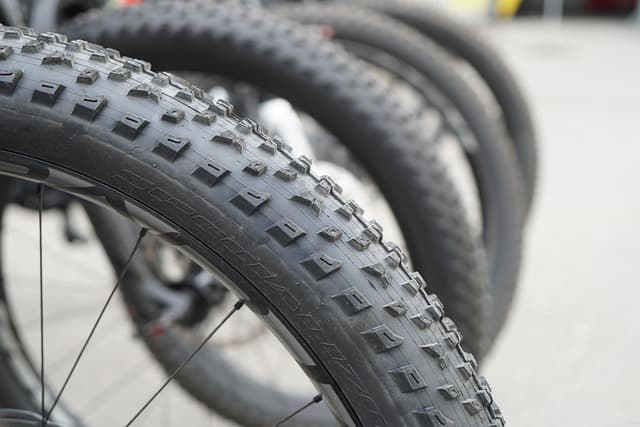 Comment choisir les pneus adaptés à votre matériel tracteur